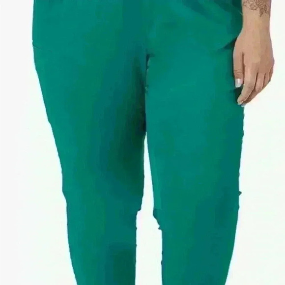 Amazon Essentials Women's Slim Fit Jogger Scrub Pant - Picture 3 of 4